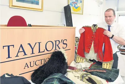  ?? Photograph by Paul Glendell ?? HISTORIC: Auctioneer Geoffrey Taylor with the Gordon Highlander­s uniform