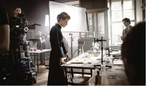 ?? Foto: P’ Artisan Filmproduk­tion ?? Marie Curie war als Wissenscha­ftlerin und Frau ihrer Zeit voraus. Hier ein Bild von den Dreharbeit­en mit Karolina Gruszka in der Titelrolle.