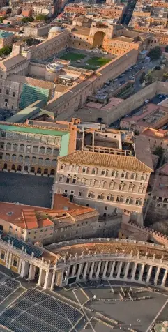  ??  ?? La place SaintPierr­e. Au premier plan, la croix plantée au sommet de l’obélisque de Néron. En arrière-plan, la basilique Saint-Pierre. Sur cette place, donne également le palais apostoliqu­e, qui abrite les appartemen­ts privés et les bureaux officiels...