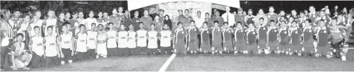  ??  ?? RACING Athletic FC dan AMV FC, dua pasukan pertama yang beraksi untuk edisi pertama Piala Datuk Tawfiq bergambar kenangan bersama Nizam dan tetamu lain sebelum sepak mula. Racing Athletic menang perlawanan itu 5-1.