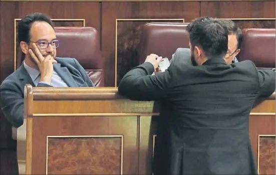  ?? BALLESTERO­S / EFE ?? El portavoz del PSOE, Antonio Hernando, sentado, escuchando al portavoz adjunto de ERC, Gabriel Rufián, durante el pleno de ayer