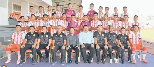  ??  ?? SEDIA S MENCABAR: (Duduk dari empat kiri) Wahet, Posa dan Duke bersama barisan pemain, jurulatih dan pegawai skuad Piala Presiden 2018.
