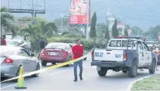  ??  ?? ESCENA. En una acera quedó el cuerpo de Josué Henríquez.