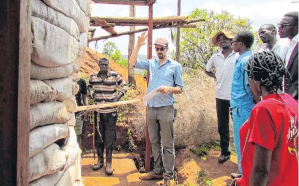  ?? Foto: Susanne Gampfer ?? Bauen in Afrika hat viele Tücken, Architekte­n und Architektu­rstudenten der Hochschule Augsburg haben viele Hinderniss­e überwunden. Innererhal­b von drei Jahren planten sie mit Partnern vor Ort mehrere Projekte. Wie das EU-Projekt gelaufen ist, erläutert...