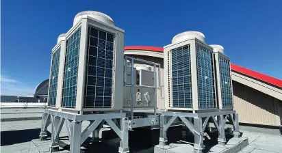  ??  ?? Trois thermopomp­es ont été installées sur le toit du centre de conditionn­ement physique de la BFC Bagotville pour améliorer l’efficacité énergétiqu­e du bâtiment.