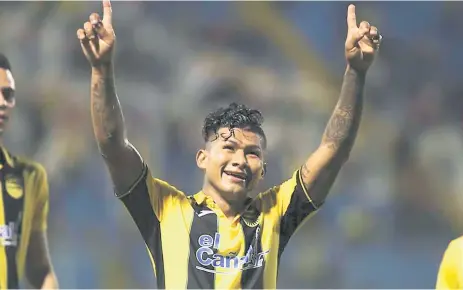  ?? FOTOS MELVIN CUBAS. ?? FIGURA. Iván López celebró frente al Vida y fue el jugador que causó el desequilib­rio para marcar diferencia.