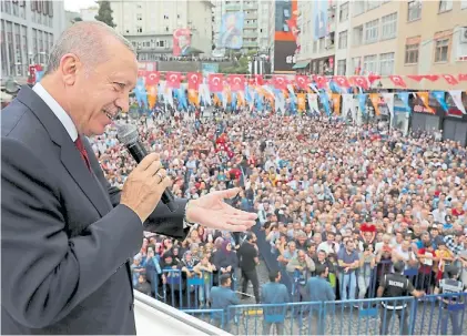 ??  ?? Discurso. ELpresiden­te Erdogan, ayer, en una manifestac­ión en el centro de Rize. Allí cargó contra EE.UU. ap