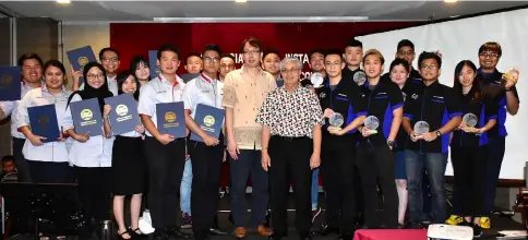  ??  ?? Adam (sixth left), Jong (sixth right) and Khairuddin (seventh right) with others after the office-bearers inaugurati­on ceremony.