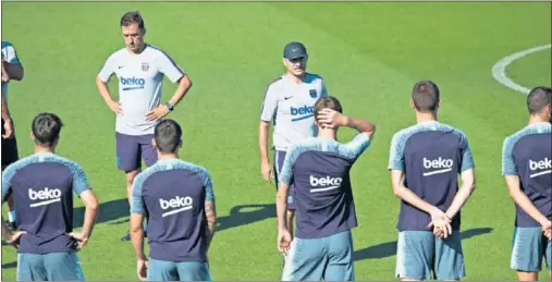  ??  ?? DECISIONES. Valverde, con sus jugadores alrededor en la Ciutat Esportiva antes de un entrenamie­nto.