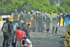  ??  ?? VIOLENCIA. Las manifestac­iones fueron reprimidas por la Guardia Nacional Bolivarian­a. Al menos 95 personas murieron desde que estalló la crisis. Leopoldo López, un símbolo.