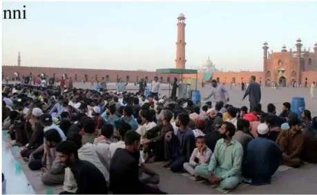  ?? ?? Lahore: Citizens are sitting for Iftar in Badshahi Masjid.