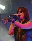  ??  ?? Hier geht’s lang! Joe Lynn Turner gab den typischen Rockstar.