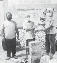  ??  ?? SEKOLAH TAHFIZ: Penyampaia­n sumbangan PBSS kepada Madrasah Pondok Fii Dzilalil Quran Kampung Tamau yang diterima oleh Mudir Pondok, Ustaz Haji Zaipudin Haji Ahmad.