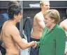  ?? FOTO: DPA ?? Das andere berühmte Foto mit einem Regierungs­vertreter: Mesut Özil 2010 mit Angela Merkel.