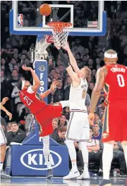  ?? USA TODAY SPORTS ?? The Pelicans’ Anthony Davis, left, scores against the Knicks.