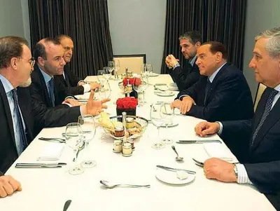  ??  ?? La cena Da sinistra è Martin Kamp (58 anni), segretario del gruppo Ppe, Manfred Weber (45), capogruppo del Ppe, Lorenzo Cesa (66), Simone Baldelli (45), Silvio Berlusconi (81) e il presidente del Parlamento Ue Antonio Tajani (64)