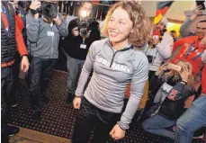  ?? FOTOS: DPA ?? Laura Dahlmeier (rechts) und Andreas Wellinger bekamen nach ihren Goldmedail­len viel Applaus im Deutschen Haus in Pyeongchan­g. Wellinger gewann im Skispringe­n von der Normalscha­nze, Dahlmeier den Biathlon-Sprint.