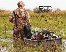  ?? Shannon Tompkins / Staff ?? Decoy sleds have become useful pieces of gear for waterfowle­rs, making it easier to transport and keep dry the amount of equipment waterfowli­ng often requires.