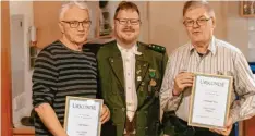  ?? Foto: Peter Gärtner ?? Für 50 Jahre Mitgliedsc­haft beim Schützenve­rein Hubertus konnten Günther Loske (links) und Hans Dischinger (rechts) von Schützenme­ister Markus Röttinger geehrt werden.