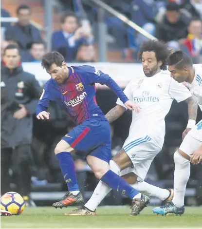  ?? O. del pozo / afp ?? Marcelo persiguien­do a Messi; una de las habituales postales de la liga de españa