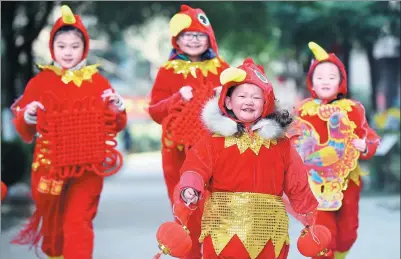  ?? XIE CHEN / FOR CHINA DAILY ?? Children in rooster costumes carry traditiona­l Chinese knots and lanterns as they head to visit lonely elderly residents in Hefei, Anhui province, on Tuesday as part of celebratio­ns for the Spring Festival holiday.