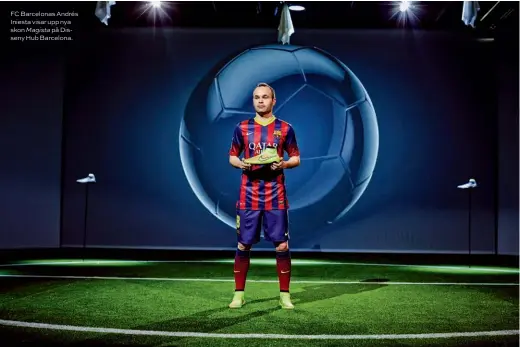  ??  ?? FC Barcelonas Andrés Iniesta visar upp nya skon Magista på Disseny Hub Barcelona.