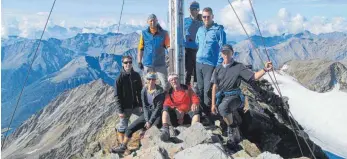  ?? FOTO: DAV-ORTSGRUPPE ?? Auf dem Gipfel der Fineilspit­ze: (von links) Timo Dietrich, Andreas Keller, Wilfred Schäfer, Beate Schnee, Edwin Bronner, Joachim Reger und Edwin Schnee.