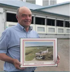  ??  ?? Alphé Pelletier possède une série de photos qui retracent les différente­s étapes de l’histoire de la ferme.