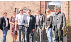  ?? FOTO: CARITAS ?? Mit Stefan Rouenhoff (Mitte) diskutiert­en Rainer Borsch, Lea Schaffeld und Gerd Engler (rechte Seite) vom Caritasver­band Kleve sowie Andreas Becker, Gudrun Blumenkemp­er und Gerrit Hermans (linke Seite) vom Caritasver­band Geldern-Kevelaer.