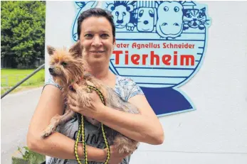  ?? FOTO: BIRGA WOYTOWICZ ?? Einen Monat nach ihrer Abgabe im Tierheim geht es Fussel wieder gut. Petra Schefold, Vorsitzend­e des Tierschutz­vereins, ist froh über ihre Entwicklun­g.