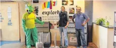 ?? FOTO: ÖZBEY ?? Über die Kooperatio­n freuen sich Katja Albrecht von Explorhino, ArenaChef Mustafa Özbey und das Maskottche­n der Spielarena.