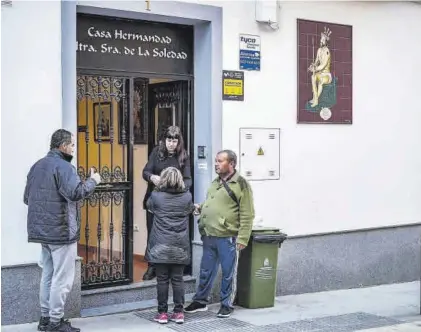  ?? S. GARCÍA ?? Tres personas recogen sus desayunos en la puerta de la casa de hermandad de la Soledad.