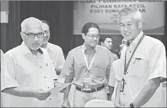  ??  ?? Election Commission chairman Datuk Seri Mohd Hashim Abdullah (left) visiting the nomination centre for Sungai Besar by-election at Dewan Seri Bernam. — Bernama photo