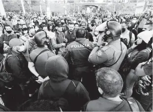  ?? Rivaldo Gomes/folhapress ?? PMS negociam com passageiro­s que protestam na estação Grajaú da CPTM; greve impediu o embarque desde o início da manhã de ontem