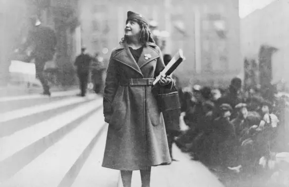  ??  ?? Kathleen Herbert sells victory bonds outside Toronto city hall, circa 1915.
