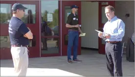  ?? BOB KEELER — MEDIANEWS GROUP ?? Dave Schuetz, left, secretary of the Hatfield Democratic Committee and constable candidate, chats with Tom Zipfel, president of the Hatfield Township Board of Commission­ers and Republican candidate for re-election to the board, outside the Pennfield Middle School primary election polling place on Tuesday.