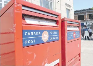  ?? MIKE DIBATTISTA/NIAGARA FALLS REVIEW/QMI AGENCY, FILE ?? The biggest saving for Canada Post could come from continuing the move from door-to-door delivery to community mailboxes.