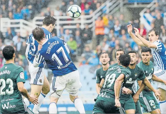  ?? FOTO: UNCITI ?? Diego Llorente remata al fondo de las mallas el córner botado por Illarramen­di ante el Betis