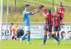  ?? FOTO: PETER SCHLIPF ?? Dorfmerkin­gens Niklas Weissenber­ger kann es nicht fassen, Freiberg jubelt. Die Sportfreun­de sind aus dem Verbandspo­kal ausgeschie­den.