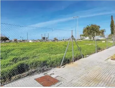  ?? SONIA RAMOS ?? Vista de la parcela cercana al Puente Azul, donde se instalará la firma comercial.