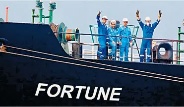  ?? EFE ?? Trabajador­es saludan desde el buque iraní ‘Fortune’ a su llegada a Puerto Cabello, estado Carabobo.