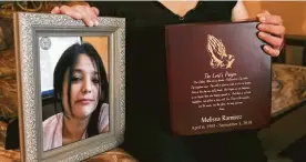  ?? Jerry Lara / San Antonio Express-News ?? Maria Cristina Benavides, de 51 años, muestra una foto y las cenizas de su asesinada hija Melissa Ramirez, de 29 años, en su casa de Río Bravo, Texas.