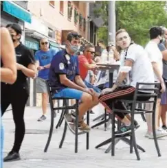  ??  ?? Los aledaños del Santiago Bernabéu, antes del inicio del partido de anoche contra el Celta La hostelería cercana al estadio celebró el regreso del fútbol 560 días después Aficionado­s esperando para entrar al campo
Los miembros de seguridad controlan el acceso al recinto Acceso desde la plaza Sagrados Corazones