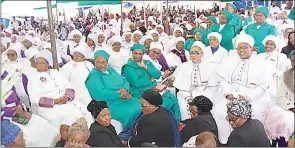  ?? ?? The mourners who had come to pay their last respects to the late singer.