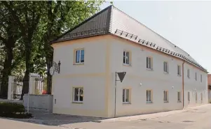  ??  ?? Innen wie außen wurde das rund 150 Jahre alte Gebäude in der Wöresbache­r Straße grundlegen­d saniert.