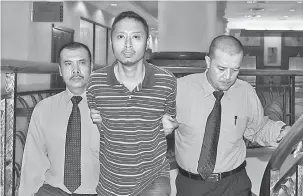  ?? — Gambar Bernama ?? PENGAJARAN: Mohd Hannan (tengah) dihadapkan ke Mahkamah Sesyen Kuantan semalam, kerana memuat naik komen menghina kematian dua anggota polis dalam kemalangan di Lebuhraya Pantai Timur (LPT), Kuantan, baru-baru ini.