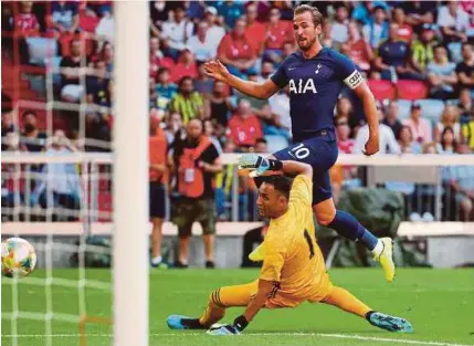  ?? (Foto REUTERS) ?? Kane menjaringk­an gol kemenangan Tottenham ke atas Real pada aksi di Allianz Arena, kelmarin.