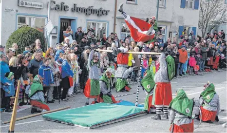  ?? FOTO: GERHARD RUNDEL ?? Eine ganz eigene Version von Stabhochsp­rung, zeigten die fliegenden Hexen von Brochenzel­l. Die Zuschauer beim Umzug in Eberhardze­ll sahen es mit Staunen und spendeten reichlich Applaus.