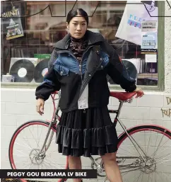  ??  ?? PEGGY GOU BERSAMA LV BIKE