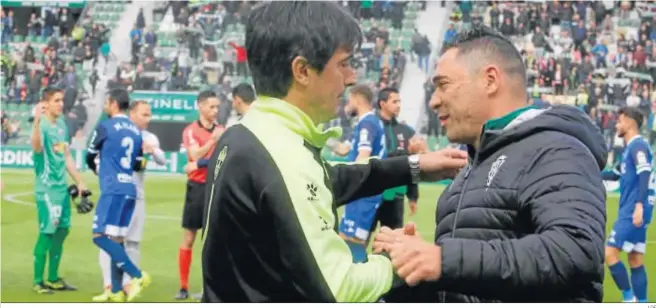  ?? LOF ?? Rafa Navarro y Pacheta se saludan antes del inicio del partido en el Martínez Valero.